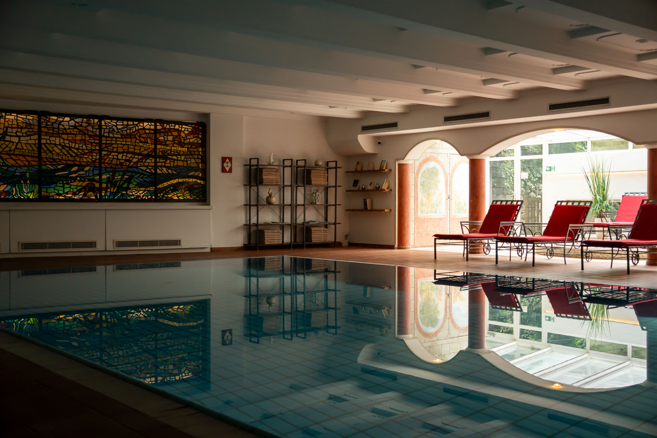 Der-Indoor-Pool-c-Slowdown-Hotels-Castel-Rundegg